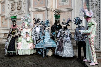 La parade des costumés du carnaval de Venise 2026 devant l'église de San Zaccaria.