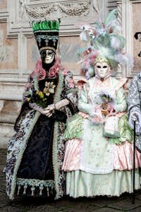 La parade des costumés du carnaval de Venise 2026 devant l'église de San Zaccaria.
