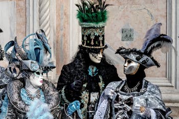 La parade des costumés du carnaval de Venise 2026 devant l'église de San Zaccaria.