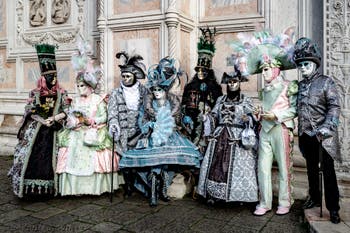 La parade des costumés du carnaval de Venise 2026 devant l'église de San Zaccaria.