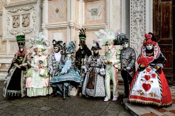 La parade des costumés du carnaval de Venise 2026 devant l'église de San Zaccaria.