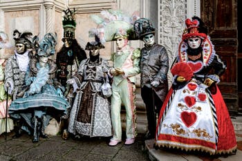 La parade des costumés du carnaval de Venise 2026 devant l'église de San Zaccaria.