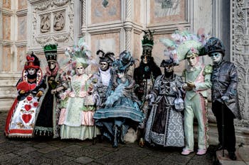 La parade des costumés du carnaval de Venise 2026 devant l'église de San Zaccaria.