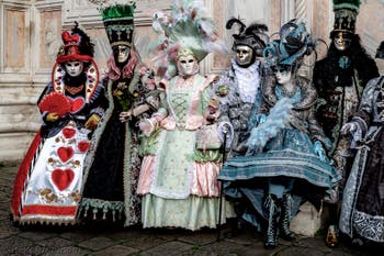 La parade des costumés du carnaval de Venise 2026 devant l'église de San Zaccaria.