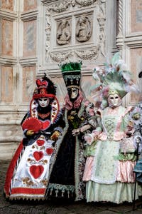 La parade des costumés du carnaval de Venise 2026 devant l'église de San Zaccaria.