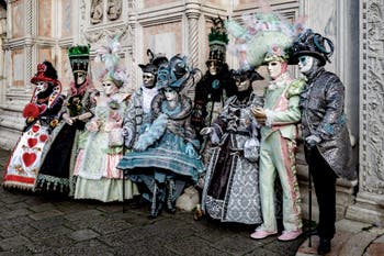 La parade des costumés du carnaval de Venise 2026 devant l'église de San Zaccaria.