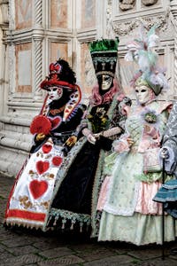 La parade des costumés du carnaval de Venise 2026 devant l'église de San Zaccaria.