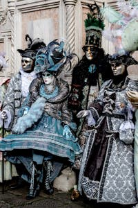 La parade des costumés du carnaval de Venise 2026 devant l'église de San Zaccaria.