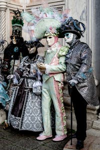 La parade des costumés du carnaval de Venise 2026 devant l'église de San Zaccaria.