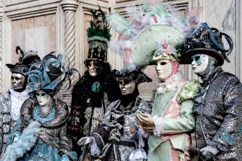 La parade des costumés du carnaval de Venise 2026 devant l'église de San Zaccaria.