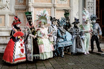La parade des costumés du carnaval de Venise 2026 devant l'église de San Zaccaria.