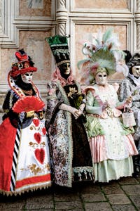 La parade des costumés du carnaval de Venise 2026 devant l'église de San Zaccaria.