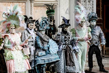 La parade des costumés du carnaval de Venise 2026 devant l'église de San Zaccaria.