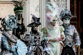 La parade des costumés du carnaval de Venise 2026 devant l'église de San Zaccaria.