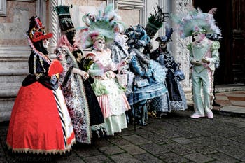 La parade des costumés du carnaval de Venise 2026 devant l'église de San Zaccaria.