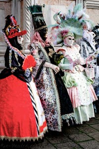La parade des costumés du carnaval de Venise 2026 devant l'église de San Zaccaria.