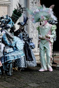 La parade des costumés du carnaval de Venise 2026 devant l'église de San Zaccaria.