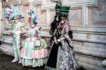 La parade des costumés du carnaval de Venise 2026 devant l'église de San Zaccaria.