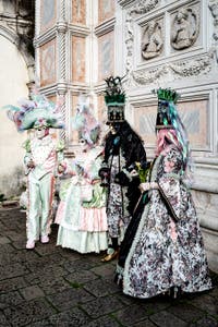 La parade des costumés du carnaval de Venise 2026 devant l'église de San Zaccaria.