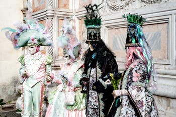 La parade des costumés du carnaval de Venise 2026 devant l'église de San Zaccaria.