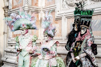 La parade des costumés du carnaval de Venise 2026 devant l'église de San Zaccaria.