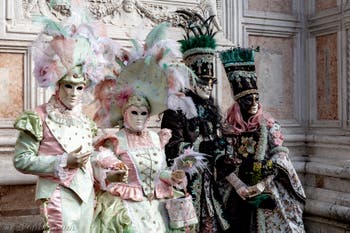 La parade des costumés du carnaval de Venise 2026 devant l'église de San Zaccaria.