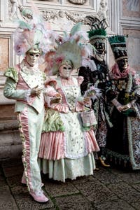 La parade des costumés du carnaval de Venise 2026 devant l'église de San Zaccaria.