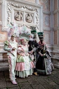La parade des costumés du carnaval de Venise 2026 devant l'église de San Zaccaria.