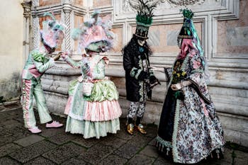 La parade des costumés du carnaval de Venise 2026 devant l'église de San Zaccaria.