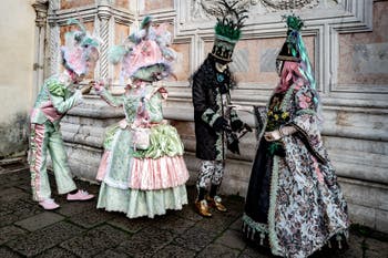 La parade des costumés du carnaval de Venise 2026 devant l'église de San Zaccaria.