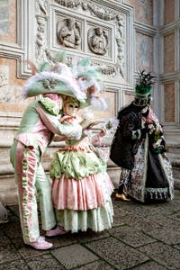La parade des costumés du carnaval de Venise 2026 devant l'église de San Zaccaria.