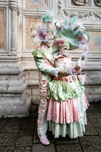 La parade des costumés du carnaval de Venise 2026 devant l'église de San Zaccaria.