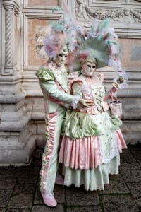La parade des costumés du carnaval de Venise 2026 devant l'église de San Zaccaria.