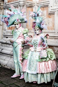 La parade des costumés du carnaval de Venise 2026 devant l'église de San Zaccaria.