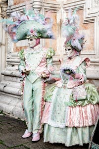 La parade des costumés du carnaval de Venise 2026 devant l'église de San Zaccaria.