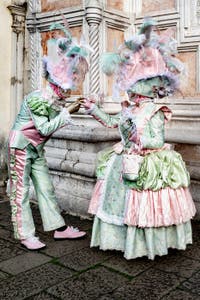 La parade des costumés du carnaval de Venise 2026 devant l'église de San Zaccaria.