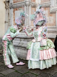 La parade des costumés du carnaval de Venise 2026 devant l'église de San Zaccaria.