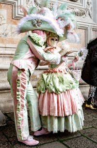 La parade des costumés du carnaval de Venise 2026 devant l'église de San Zaccaria.