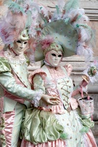 La parade des costumés du carnaval de Venise 2026 devant l'église de San Zaccaria.