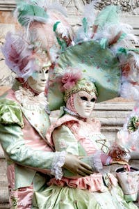 La parade des costumés du carnaval de Venise 2026 devant l'église de San Zaccaria.
