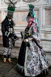 La parade des costumés du carnaval de Venise 2026 devant l'église de San Zaccaria.