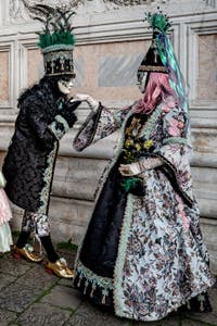 La parade des costumés du carnaval de Venise 2026 devant l'église de San Zaccaria.