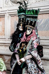 La parade des costumés du carnaval de Venise 2026 devant l'église de San Zaccaria.