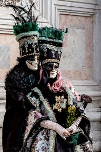 La parade des costumés du carnaval de Venise 2026 devant l'église de San Zaccaria.