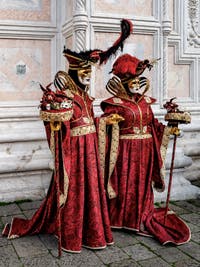 La parade des costumés du carnaval de Venise 2026 devant l'église de San Zaccaria.