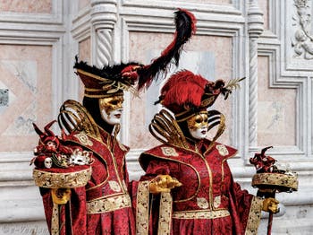 La parade des costumés du carnaval de Venise 2026 devant l'église de San Zaccaria.