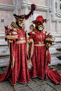 La parade des costumés du carnaval de Venise 2026 devant l'église de San Zaccaria.