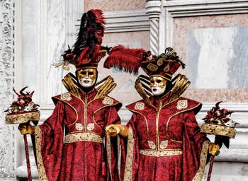 La parade des costumés du carnaval de Venise 2026 devant l'église de San Zaccaria.