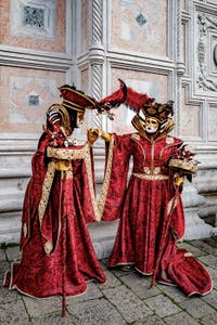 La parade des costumés du carnaval de Venise 2026 devant l'église de San Zaccaria.