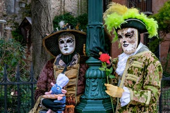 La parade des costumés du carnaval de Venise 2026 devant l'église de San Zaccaria.